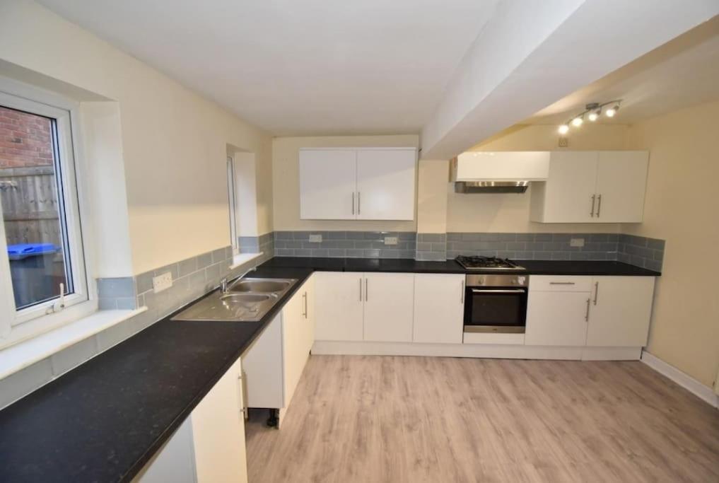 Cheerful 2-Bedroom Home With Off Street Parking بلاكبول المظهر الخارجي الصورة